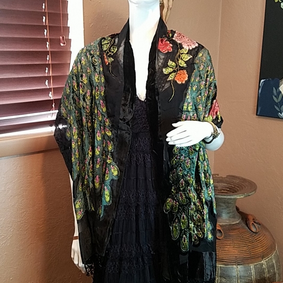 Handmade and handembroided shwal - Picture 2 of 8